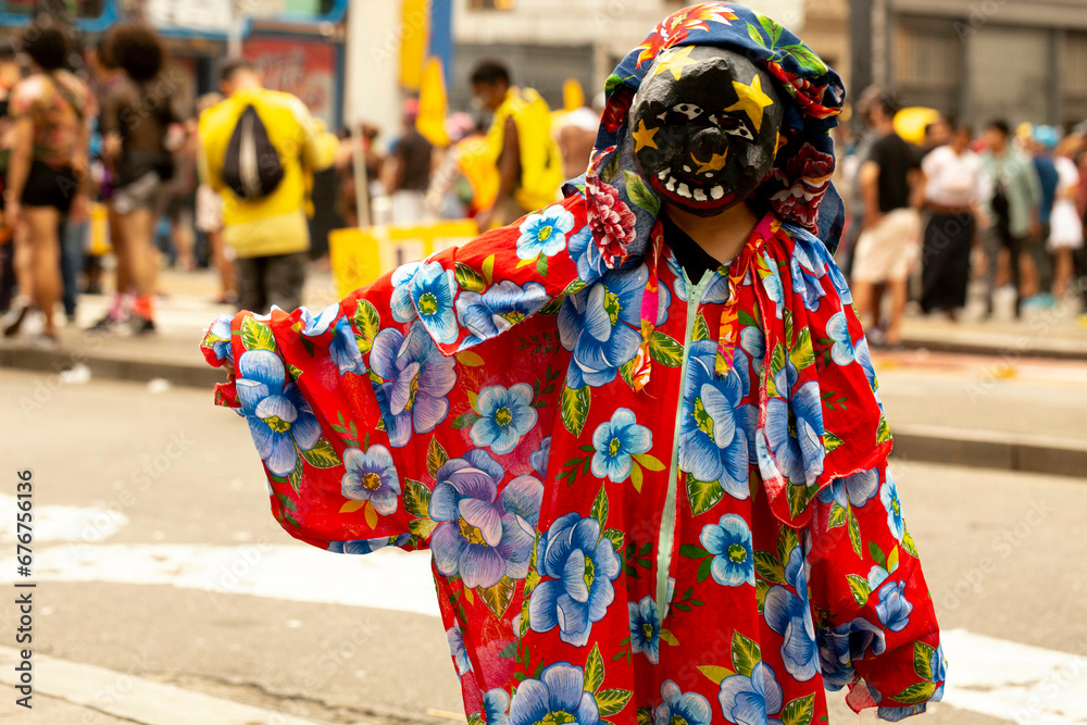 Fantasia com roupa colorida e mascara assustadora carnaval no Brasil.  