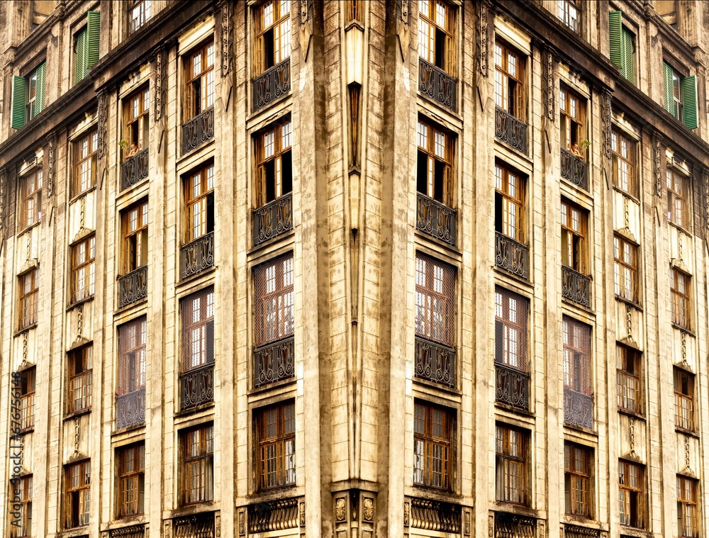 Fachada de prédio com linhas, janelas, vidraças , formas geométricas e sacadas. Centro de São  Paulo, Brasil.