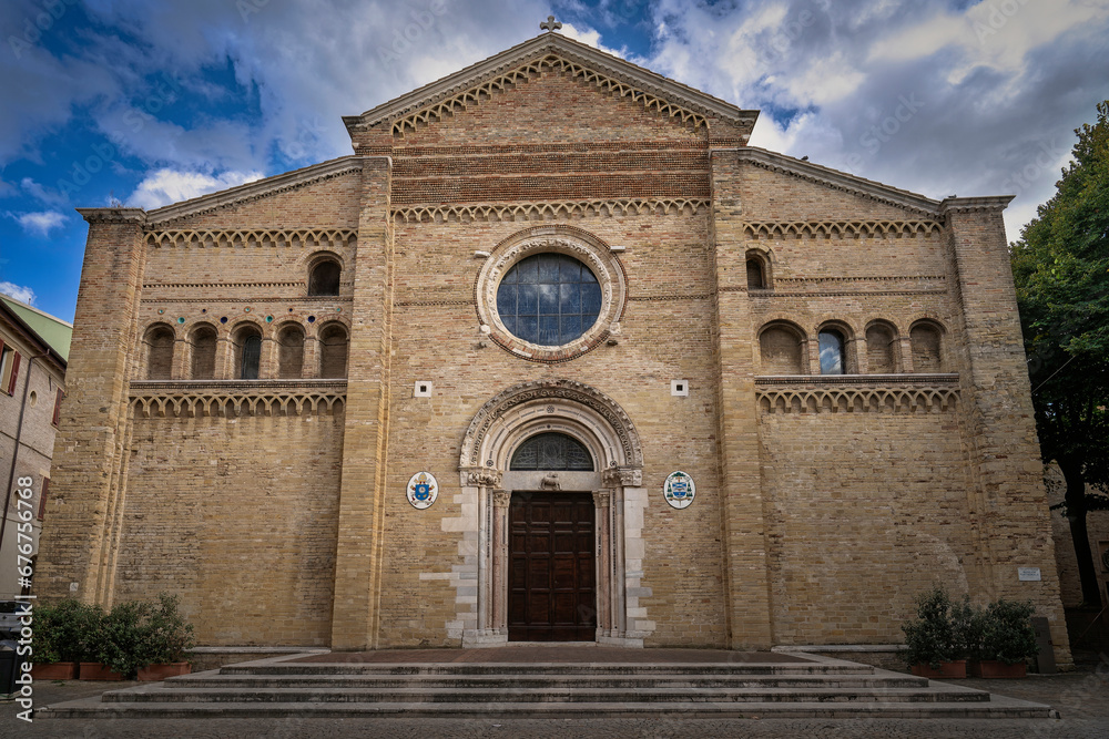 Obraz premium entrance to the cathedral of fano