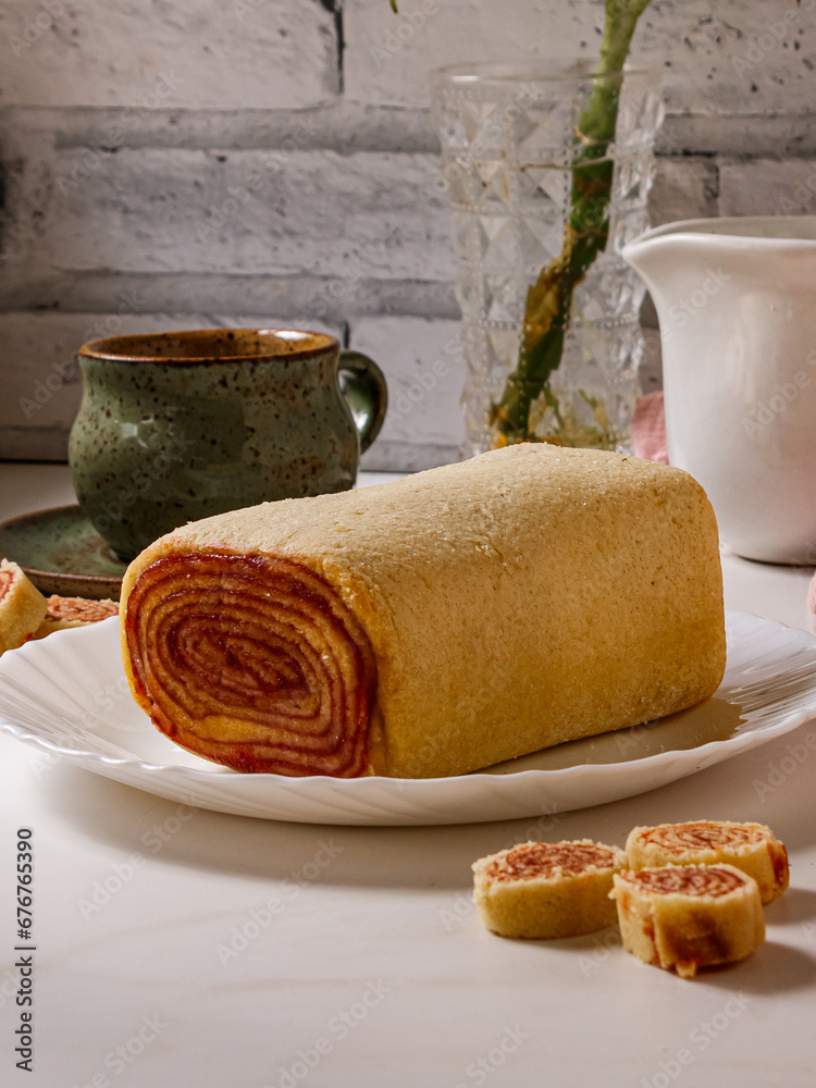 Φωτογραφία TRADICIONAL BOLO DE ROLO DE GOIABA