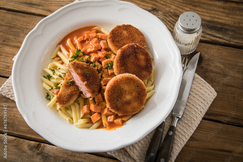 Jägerschnitzel nach DDR GDR Rezept mit Jagdwurst paniert, Makkaroni ...