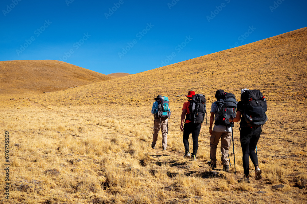 Grupo de excursionistas caminando por las montañas de la Provincia de Jujuy, en Argentina