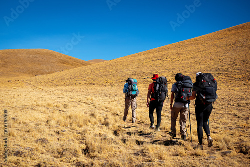 Grupo de excursionistas caminando por las montañas de la Provincia de Jujuy, en Argentina