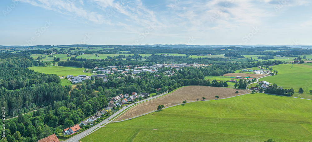 Fototapeta premium Wolfegg im Württembergischen Allgäu, Blick zum Bahnhof und zum Gewerbegebiet Grimmenstein