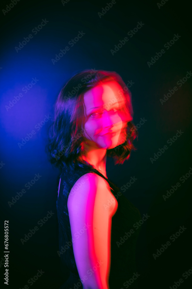 experimentelle Portrait einer hübschen Frau in farbigem Licht