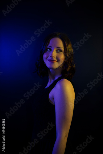 Portrait einer hübschen Frau in farbigem Licht © Martin
