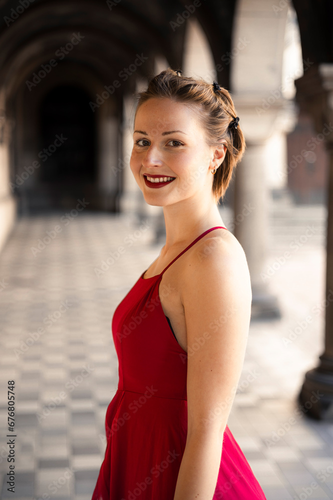 hübsche junge Frau in einem langen roten Sommerkleid