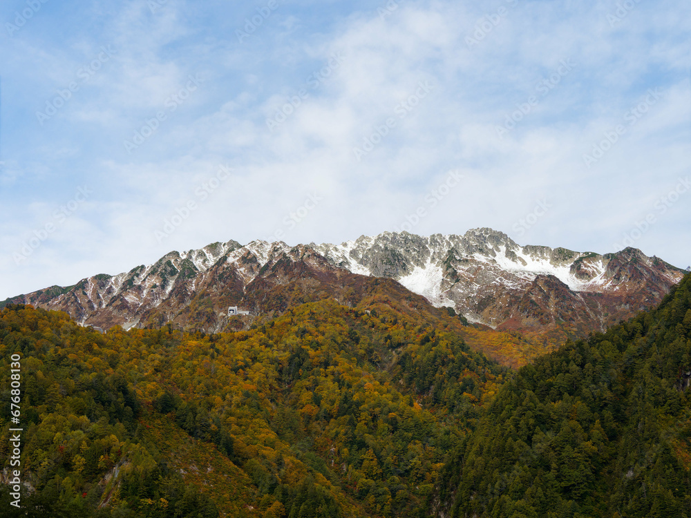 Naklejka premium 青空と紅葉と雪がコラボした立山