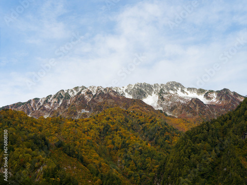 青空と紅葉と雪がコラボした立山 © Keisuke.W