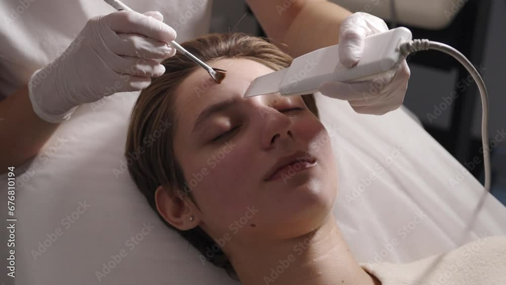 Ultrasonic cleaning of the skin of the face. Ultrasonic cleaning of the skin of the face.