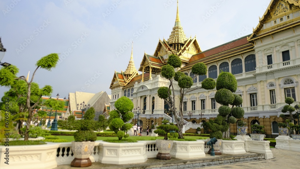Obraz premium Scenic view of Temple of the Emerald Buddha in Bangkok, Thailand on clear sky background
