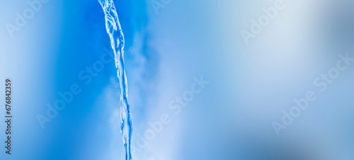 Wasserstrahl mit klarem Quellwasser als Trinkwasser
