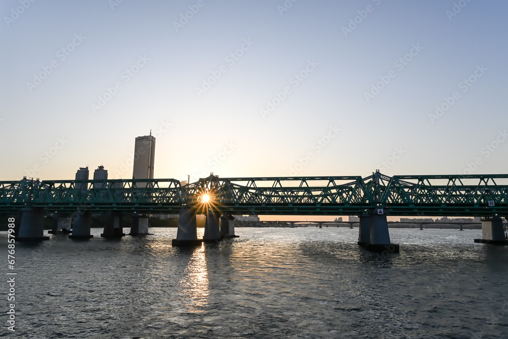 Naklejka premium Beautiful sunset over the city at Han River, Seoul.