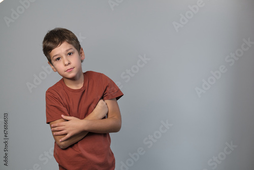 фотографія A stern-faced child with arms folded signifies resilience