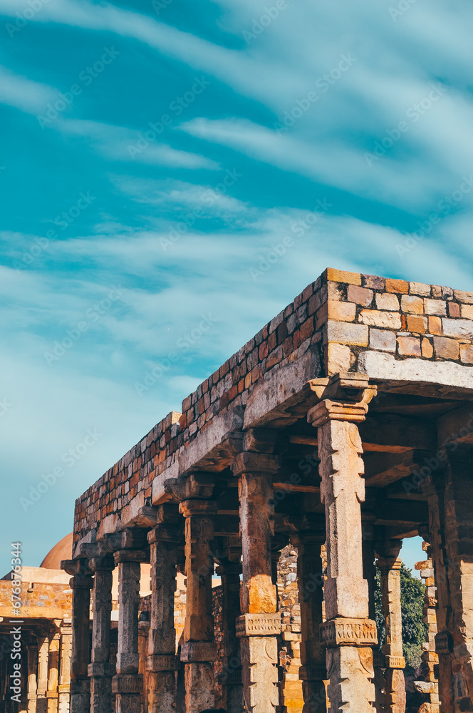 Obraz premium Ruins of A Jain Temple at Qutub Minar complex, New Delhi