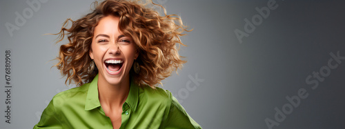 Foto rostro de mujer hermosa, de mediana edad, sonriente con rulos y con vestimenta verde