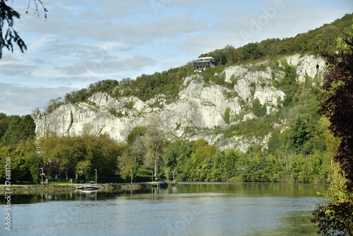 Vue bucolique des imposantes falaises de calcaires plongeant dans la Meuse avec le point de vue panoramique du Belvédère à Profondeville au sud de Namur  photo