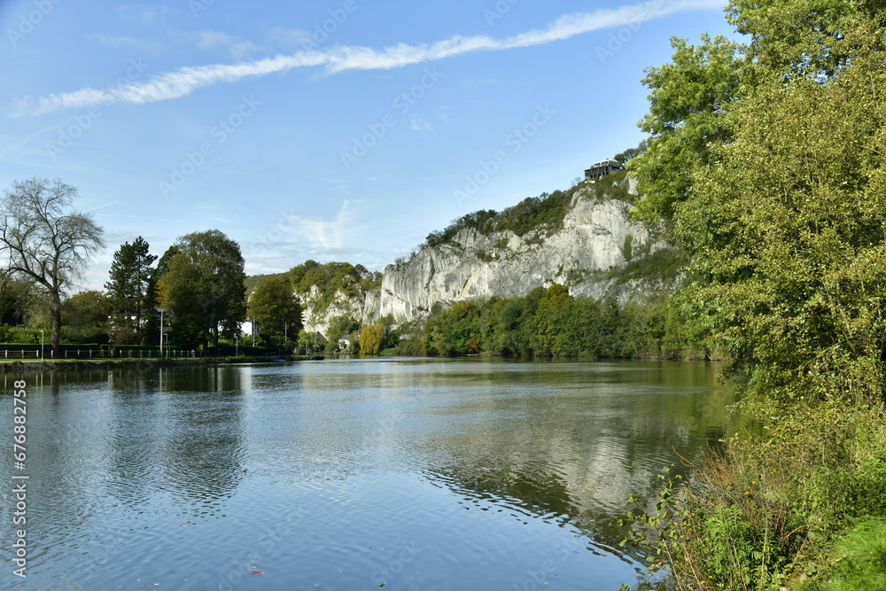 Obraz premium Reflet des arbres et falaises dans les eaux de la Meuse à Profondeville 