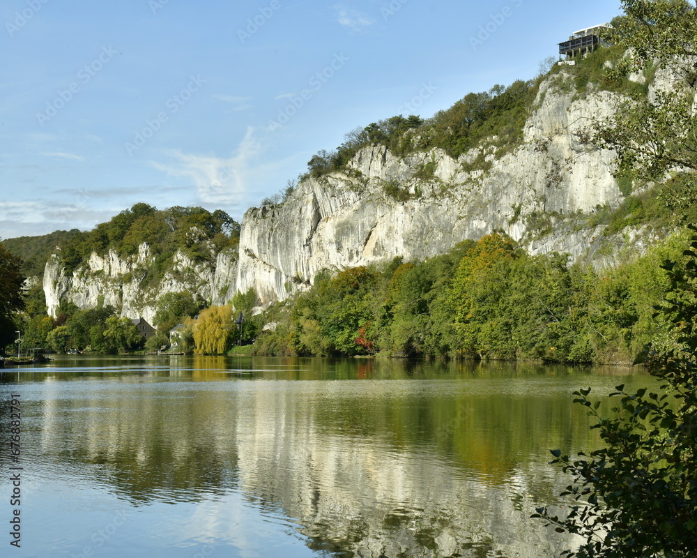 Les rochers avec la végétation bucolique se reflétant dans les eaux de la Meuse à Lustin 