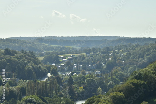 Paysage à contre-jour des villages et bois entre les collines de la vallée de la Meuse à Godinne 