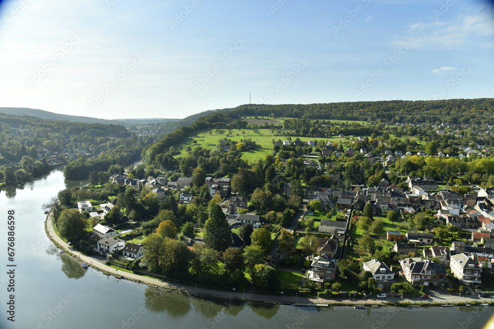 L'un des méandres de la Meuse dans la vallée pittoresque de collines boisées et villages , vu depuis les falaises du Belvédère à Lustin 