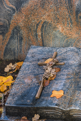 Prächtiger Herbst im Park, Natur in Marburg, Kreuz auf Grabstein