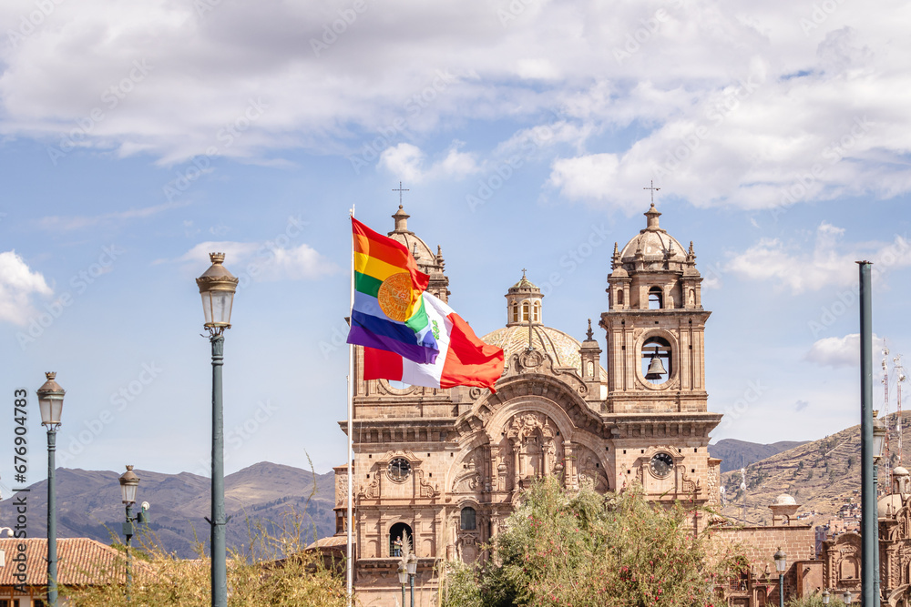 bandeiras da cidade de Cusco e do Peru, na cidade de Cusco, Peru