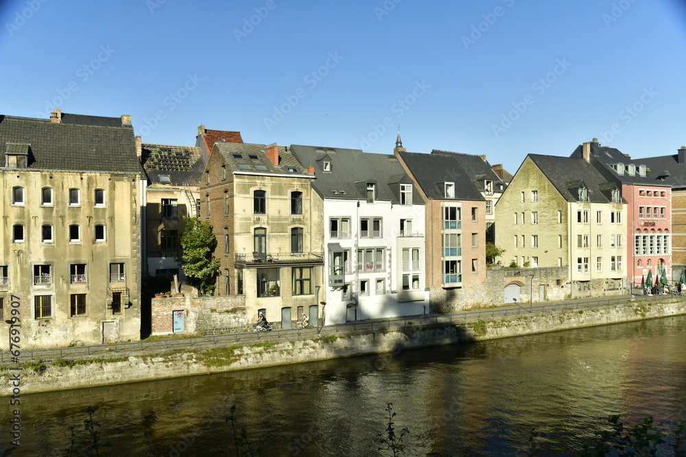 L'architecture typique et ancien des bâtiments longeant la Sambre au centre historique de Namur 