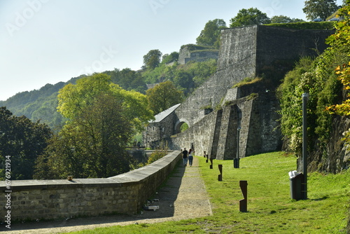 Les Murailles imposantes en pierres de la citadelle de Namur  photo