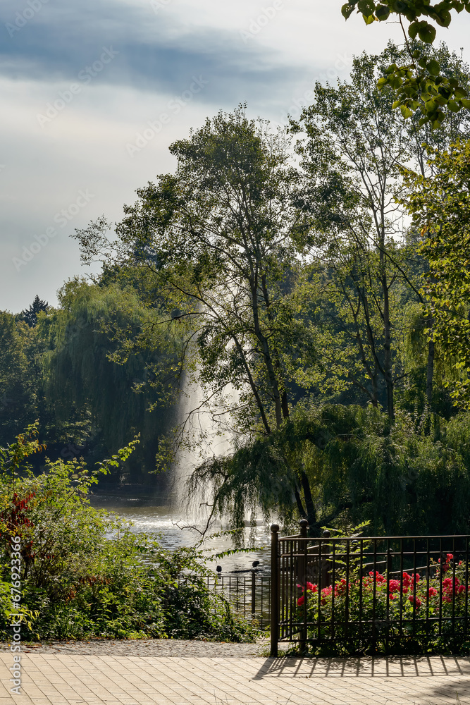 "Grosser Teich" mit Wasserfontäne und Rosensträuchern im Berliner