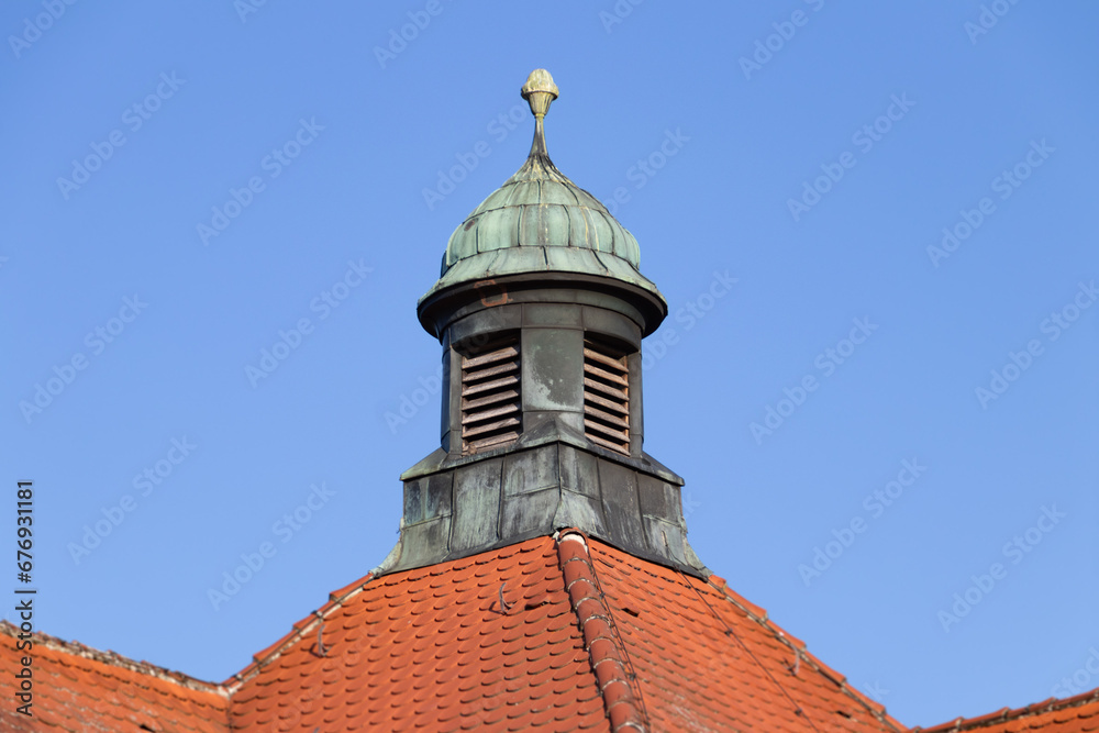 historische Haube für Lüftung auf einem Dach