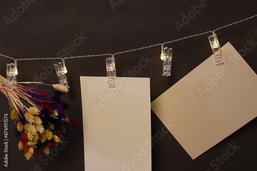 Kartka papierowa zawieszona na łańcuchu świetlnym z klamerkami 