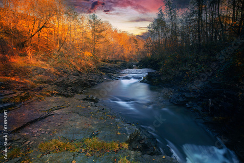 Krajobraz jesienny, rzeka i wodospad