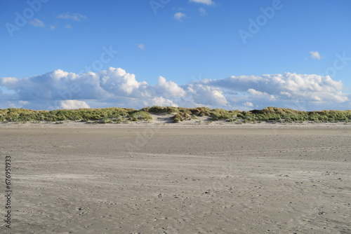 Der Strand der holl  ndischen Nordseeinsel Schiermonnikoog ist sehr breit. 