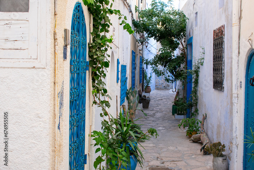 Obraz na plátně Narrow, romantic streets between houses in Medina Old Town Hammamet, Tunisia
