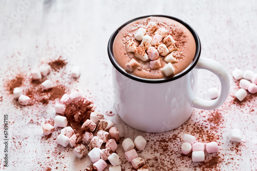 Caneca de chocolate quente com marshmallows. Xícara de chocolate com pequenos marshmallows de açúcar. Bebida quente de natal com canela. photo
