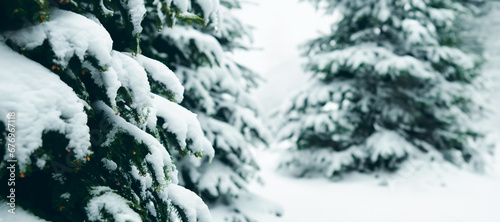 Floresta de pinheiros cobertos de neve. Ambiente nevado de natal. Cena natalina de pinheiros com neve em uma montanha fria de inverno. photo