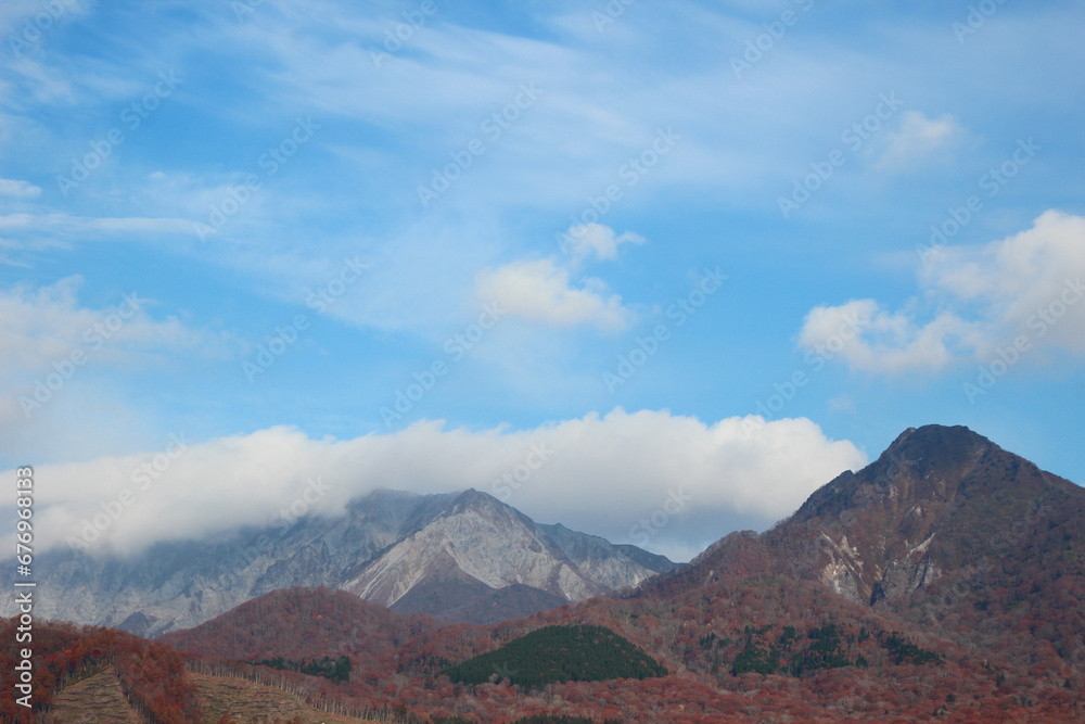 鳥取大山と烏ヶ山　Mt.Daisen and Krasugasen