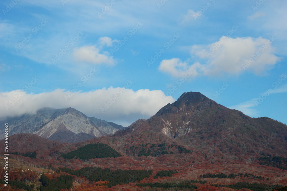 鳥取大山と烏ヶ山　Mt.Daisen and Krasugasen