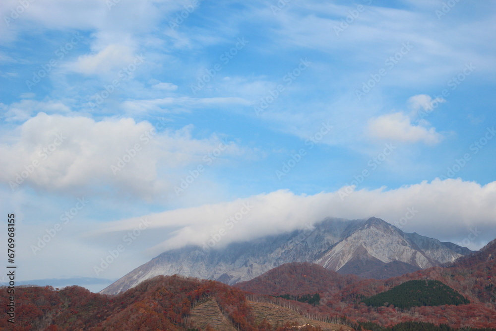 鳥取大山と紅葉（蒜山の鬼女台から）