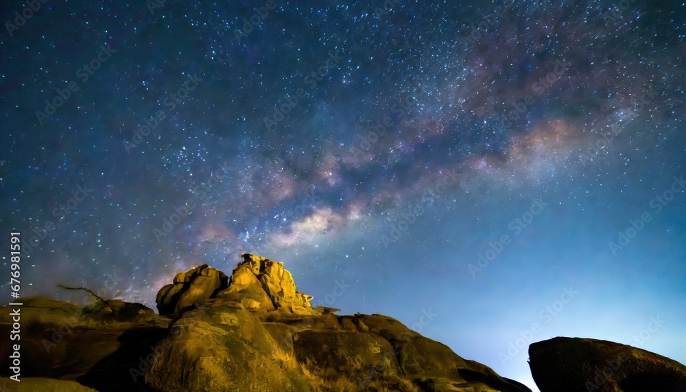 La Voie lactée illumine le paysage montagneux
