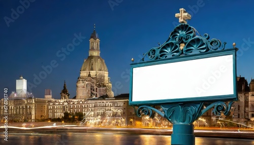 Obraz na płótnie Panneau d'Affichage en Métal avec Vue Nocturne de la Ville w salonie