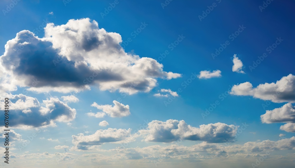 Sérénité céleste : Ciel bleu parsemé de nuages duveteux