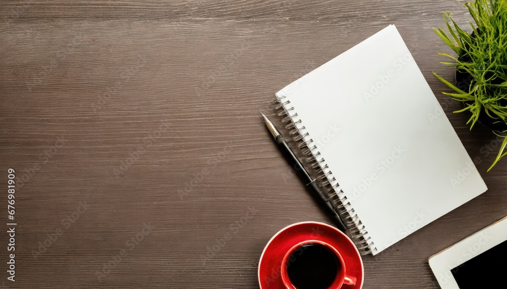 Cahier Blanc et Tasse de Café sur Bureau en Bois