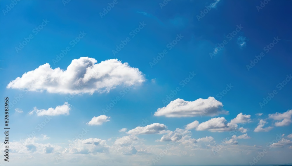 Sérénité céleste : Ciel bleu parsemé de nuages duveteux