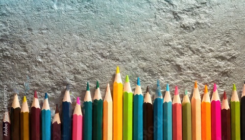 Palette de créativité : Crayons de couleur alignés