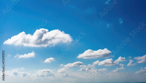 Sérénité céleste : Ciel bleu parsemé de nuages duveteux