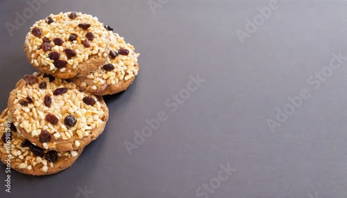 Obraz na płótnie Cookies aux Amandes et Raisins Secs sur Fond Noir w salonie
