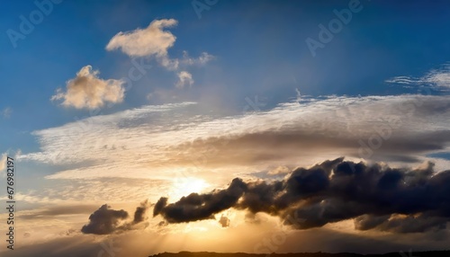 Ciel dramatique au coucher de soleil photo