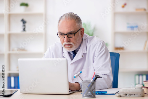 Fotografie, Obraz Old male doctor in telemedicine concept